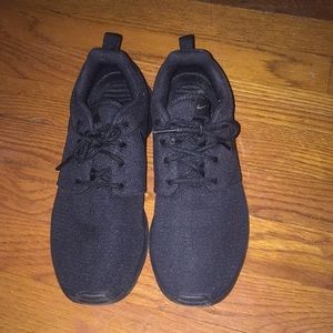 All black nike roshe